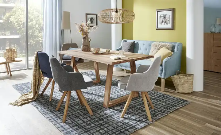 Esszimmerfoto: Fokus auf Tisch, Stühle und Sitzbank (Möbel)